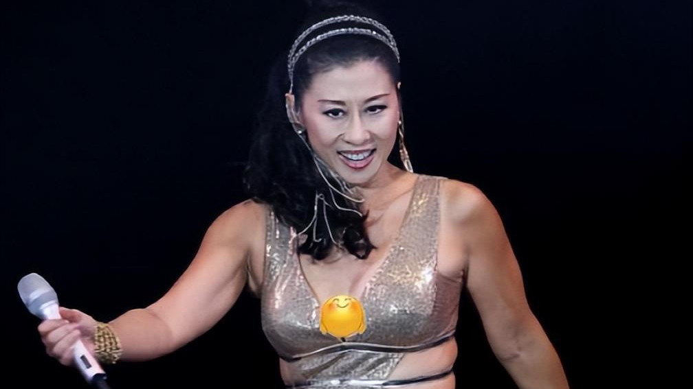 被61岁的叶倩文吓到！一袭黄金绑带装，腰间被勒出“三层五花肉”