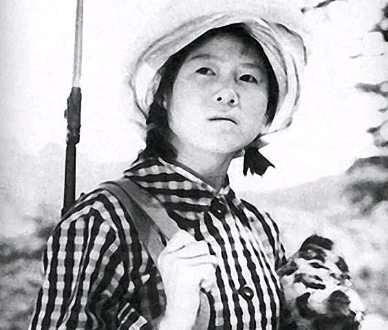 1975年，湖北神农架几名妇女正在田里挖洋芋时，一位女孩因为内急跑去树林中解决，