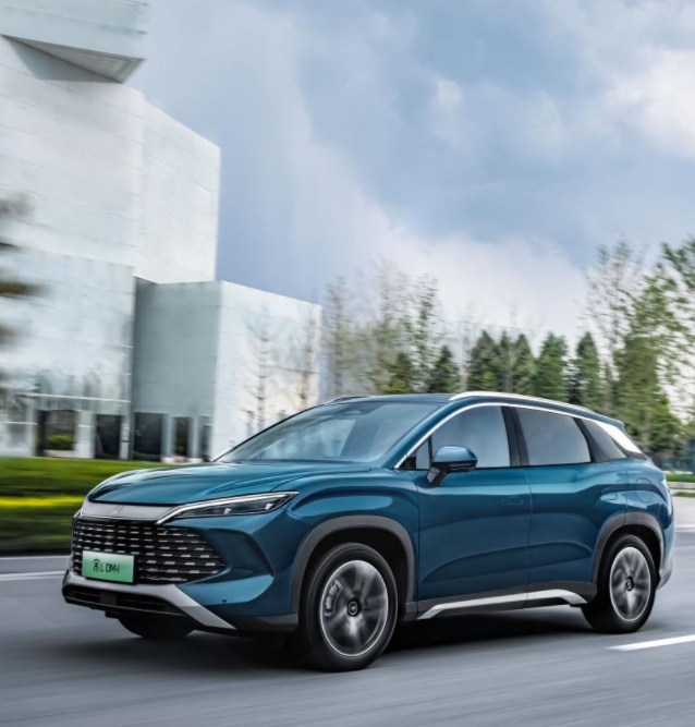 买了不到一年的新车，现在后悔到想卖车。
因工作原因，开车的时间实在太少，总共买了