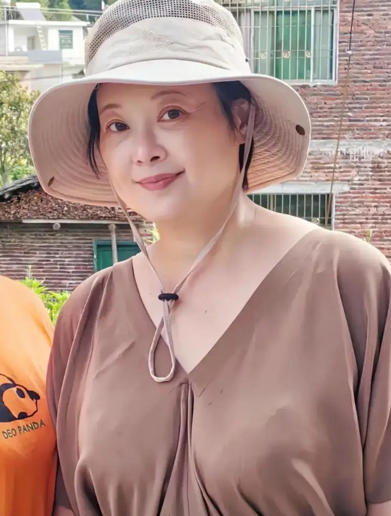 见到了真正的相由心生！袁立现在长得好像菩萨一样！听说她一直做公益，虽然身体发福，