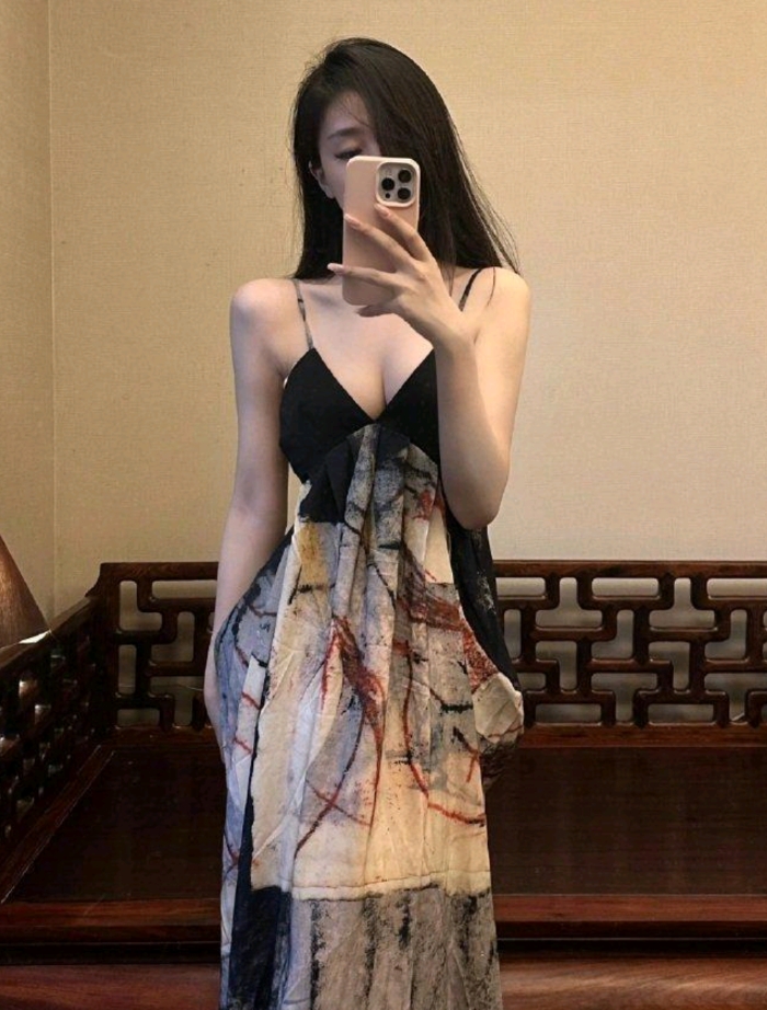 今晚嫂子打算去酒吧呢，你们看看我嫂子这身穿搭，穿成这样去酒吧应该没问题吧？