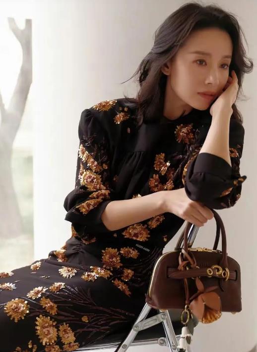 董洁从清纯玉女形象出道，在演艺界留下诸多经典角色。近日她晒出美照，本是寻常之举，