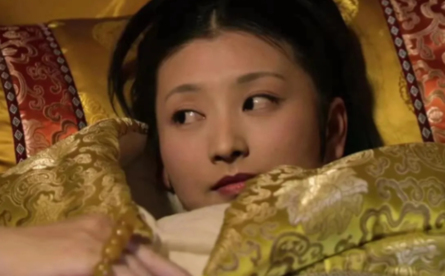 在1729年，年过半百的雍正皇帝选拔了秀女马氏入侍寝。那一夜，被厚被子包裹的马答