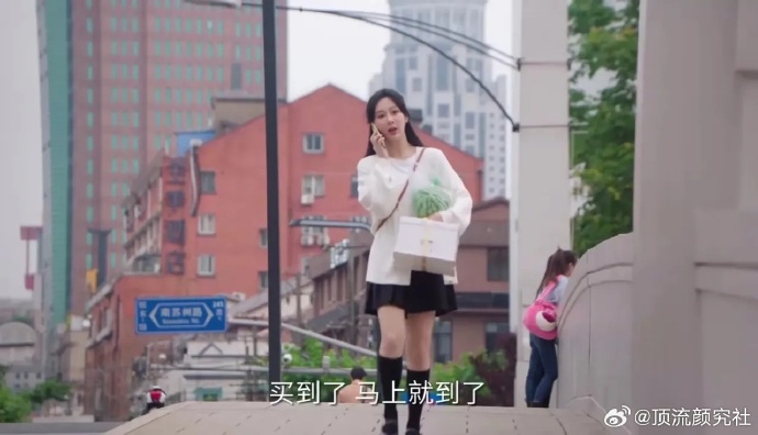 《承欢记》首播就穿帮，杨紫拿着的蛋糕如同空无一物的纸盒，而她挽在臂弯的西瓜，更像