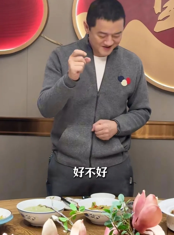 临近年底，他请客把很多合作的小伙伴集合到饭店，这一顿可不是白白吃的，酒过三巡，李