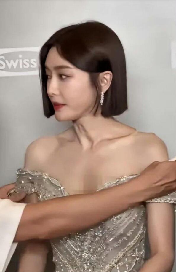 原来衣服是隐形的，难怪明星们不怕掉，离远了还真看不出来！

“原来秦岚的衣服是隐