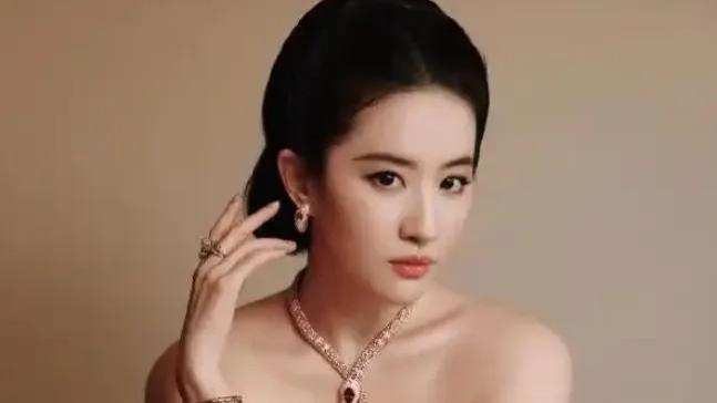 宝格丽蛇年夜，37岁刘亦菲“撞脸女娲”，与安妮·海瑟薇美到破次元！