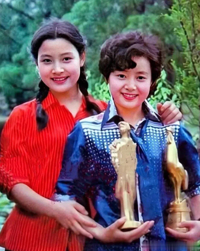张瑜和陈冲在年轻时都非常美丽，当时她们被认为是天然的绝代佳人。张瑜因主演电影《庐