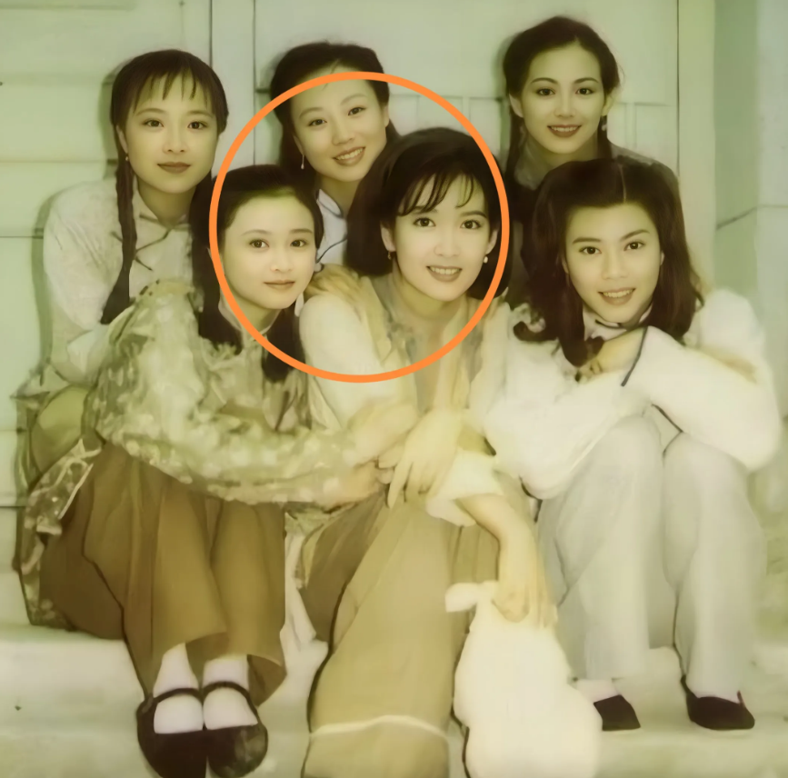 以前有人说周慧敏是中国第一美女，但也有人说周慧敏还没她旁边的何美钿漂亮呢！我个人