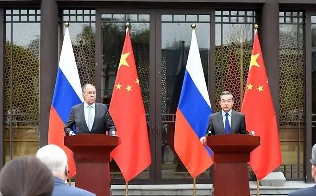 今天凌晨4点，普京总统乘专机抵达北京！国务委员谌贻琴、驻华大使等前往迎接！现场铺