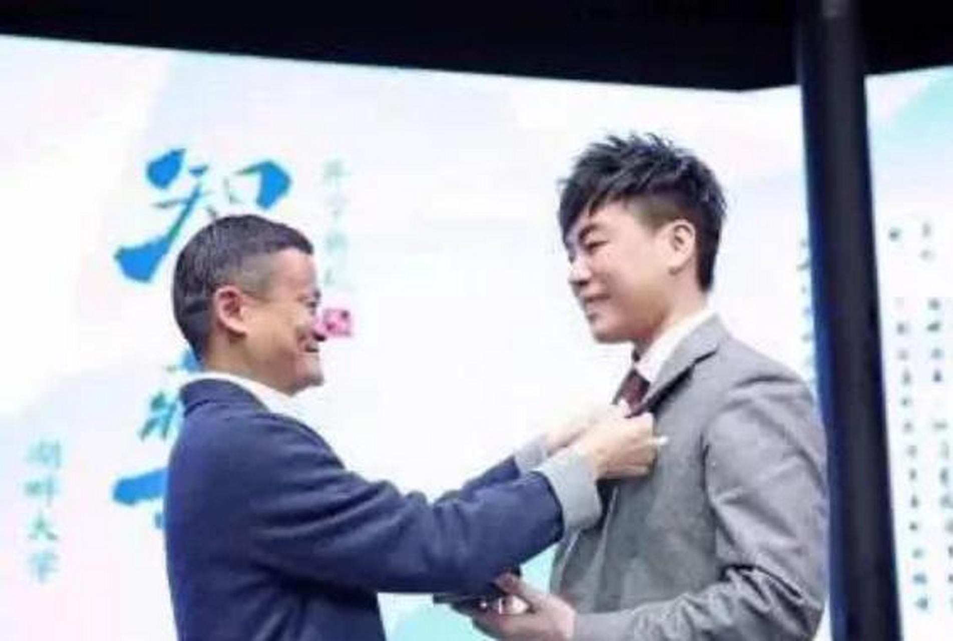 当年，胡彦斌对马云说:“我要考进你的商学院。”马云却摆摆手:“你不缺36万学费，