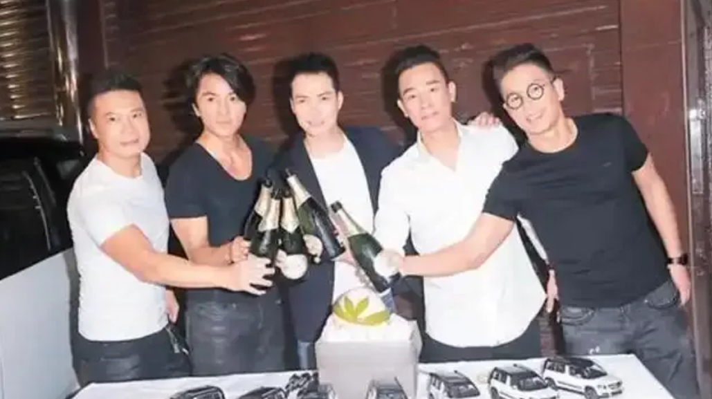 古惑仔多年后重聚，郑伊健陈小春谢天华几个好兄弟直接对瓶吹！他们看起来还是那么年轻