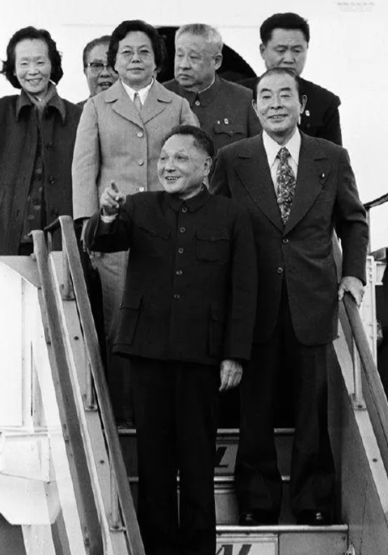 邓公访日时，一位记者当面叫板：“钓鱼岛属于哪国！”面对如此阴险的提问，日本外相直