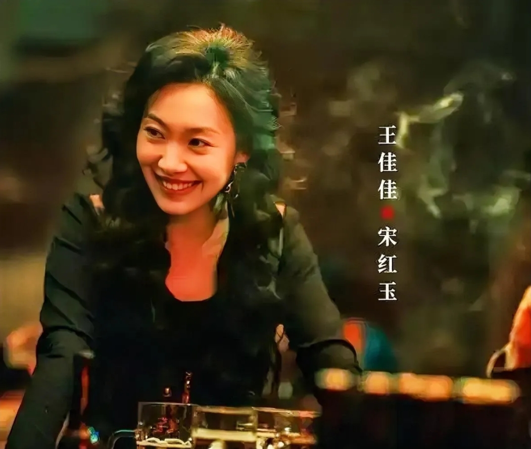 导演选她演坏女人的眼光十分独到。她往那儿一站，不用言语，那股让人寒毛直竖的阴森劲