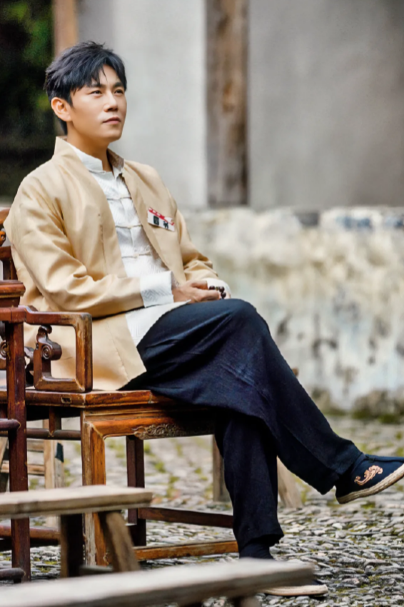 他是章子怡、梅婷、袁泉、刘烨的同班同学，是伊能静第二任老公。你还记得他的名字吗？