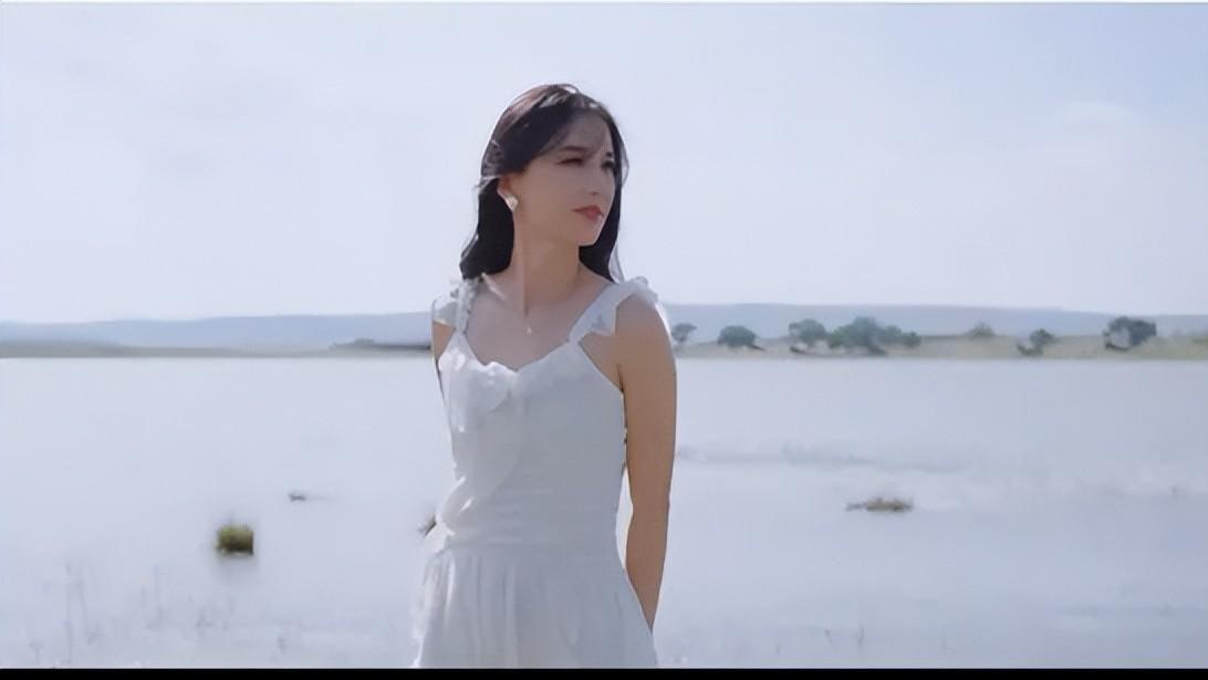 黄圣依选择离婚，很多网友支持，她开心的在杨子豪宅内写对联
