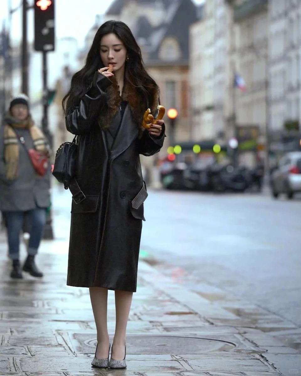 杨幂终于在巴黎街头吃上了德国碱水面包…
杨幂降临loewe秀场，惊艳亮相。也在巴