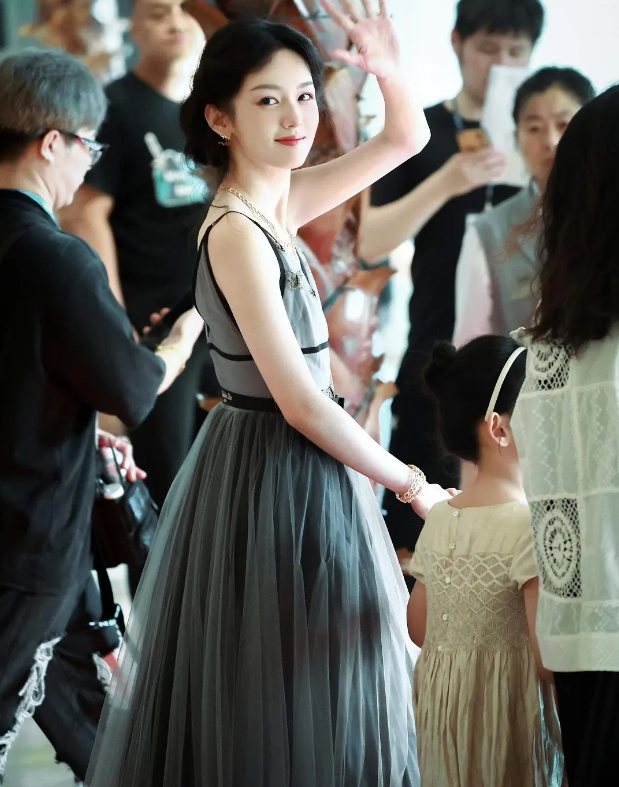 最近网上关于周也冷脸的事闹得沸沸扬扬，坦白而言，考虑到她即将有新电影问世，实在难