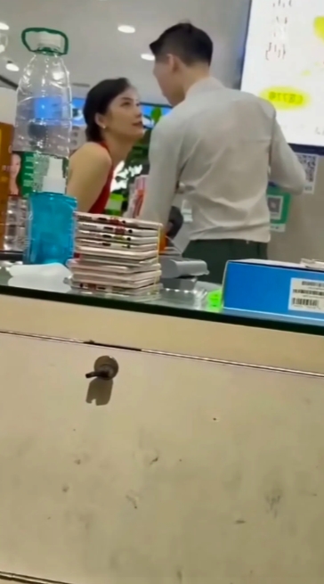 这眼神都拉丝了！！！！！！！！