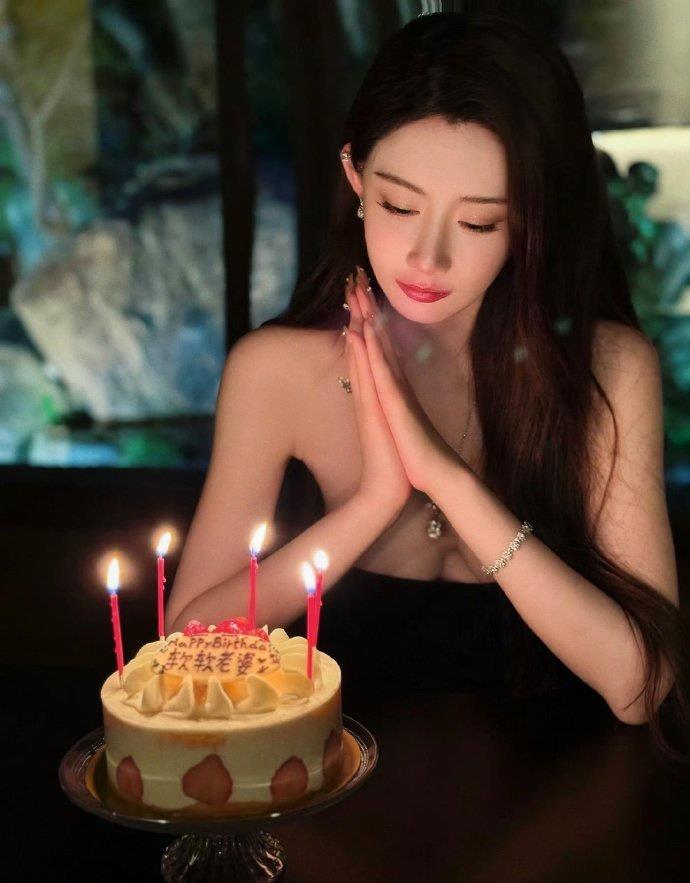 冯绍峰的这个网传女友和黄晓明的女友长得像异父异母的亲姐妹