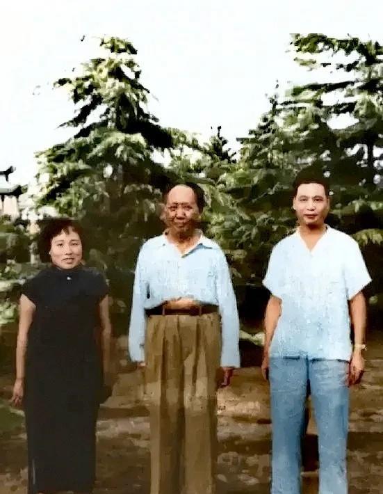 一九五四年，伟大领袖毛主席视察杭州时，与全程陪同的时任浙江省公安厅长王芳及夫人刘