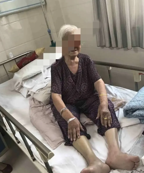 江苏南京，一女子为了照顾孩子和婆婆，在丈夫去世后没有选择再嫁。女子为婆婆养老送终