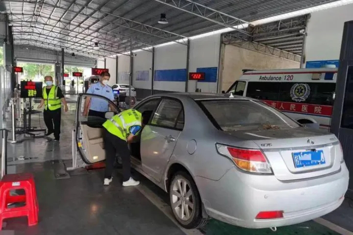 汽车年检和交警有关系吗？为何不检就不能上路？答案来了
