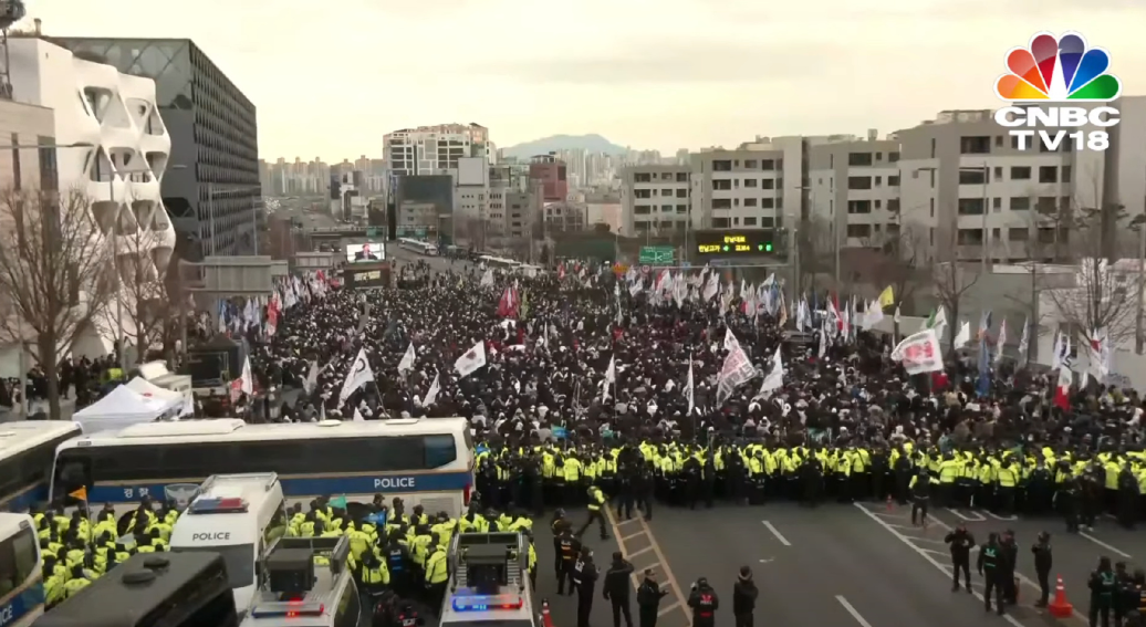 韩国这两天闹麻了！大批尹锡悦的支持者，在总统官邸外高举美国国旗（还有以色列的），