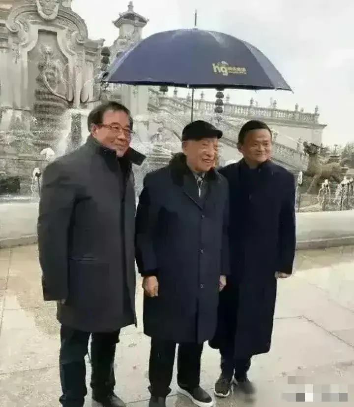 这位老爷子来头不小，马云居然亲自为他撑伞
