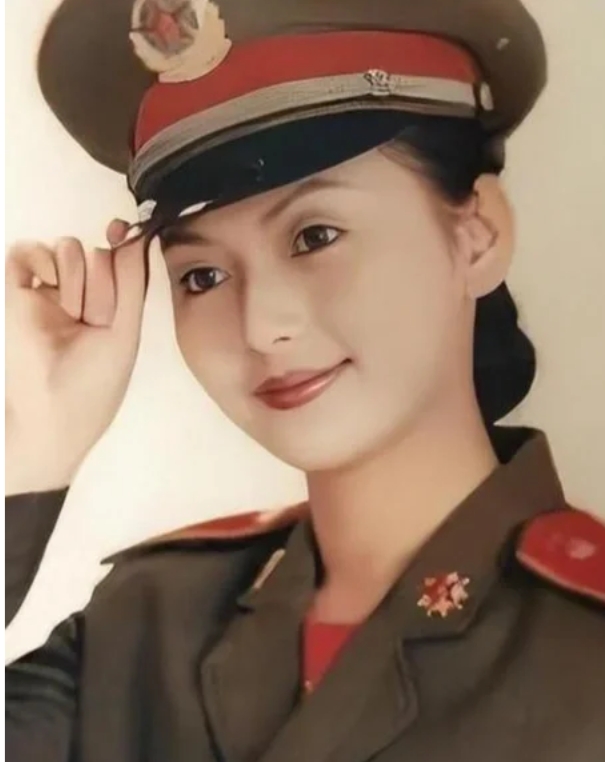 出名车祸去世，父殉职哥离世，男友为她扫墓