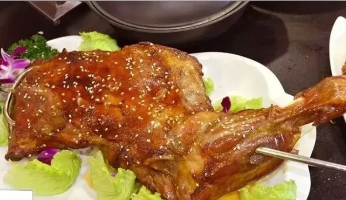 是窃不是偷！天津，男子吃完烤羊腿准备回家时，却对店里的菜单起了兴趣，于是用外套将