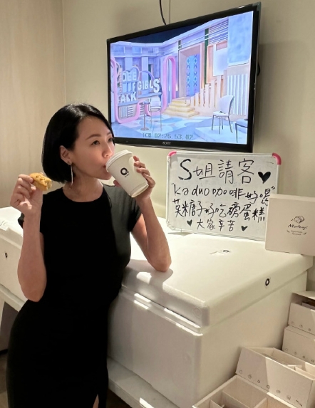 近日，小s在网上宣布“跟酒精闹翻”，最新照片里状态气色超好。她称自己已经戒酒一个
