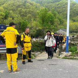 近日，杭州一男子称妻子与异性朋友登山迷路失联，
两个人是刚认识的，妻子魏女士26