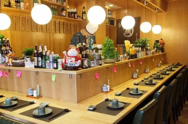 北京，男子和2个朋友到日料店吃饭，点了一壶600元的清酒，结果竟然喝出尿味，男子