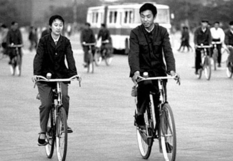 上世纪60年代，滇西农场政委的女儿回家探亲，并把男朋友付先辉带了回来。农场政委得