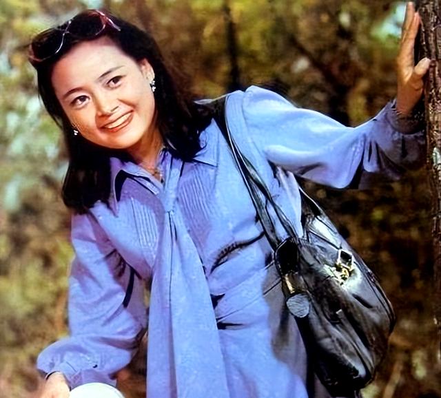 张瑜在当时是很多年轻人的梦中情人，可她在最耀眼的时候隐身在国外，从此黯淡无光，可