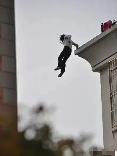 广东东莞，一女子在丈夫出轨后，本想立刻离婚，但婆婆却苦口婆心的劝她，女子最终被说