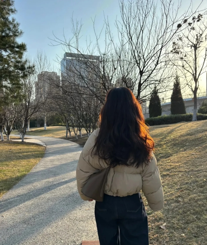 37岁的堂姐，曾经是坚定的不婚主义者。十年前，面对七大姑八大姨的催婚，她总是一脸