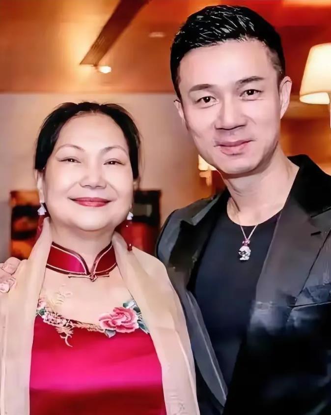 许雅钧受S家族委托，向汪小菲讨要2.5亿债务！

据台媒报道，许雅钧现身入场，罕