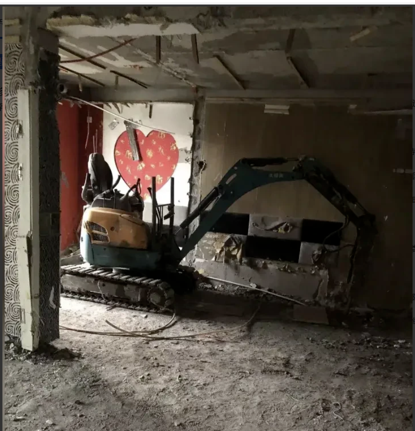 黑龙江哈尔滨，一租户开钩机装修房子，砸坏承重墙，导致几百户业主被紧急疏散。有业主