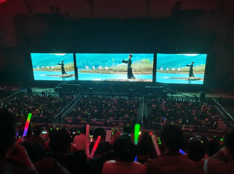 云朵的演唱会并未出现传说中门票销售惨淡的情况，实际上现场观众人山人海，仅有个别空