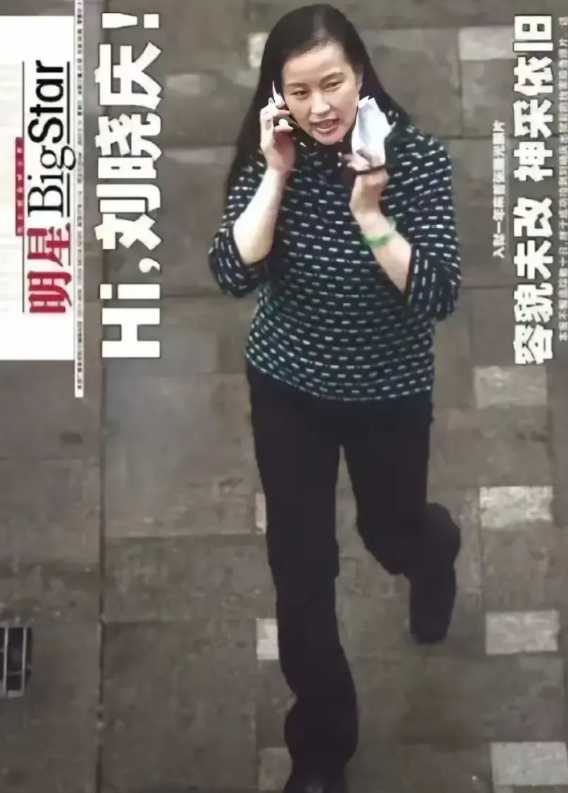 这是蹲了422天监狱后刚出来的刘晓庆，狗仔卓伟在她出狱的那一刻抓拍了这张照片。不