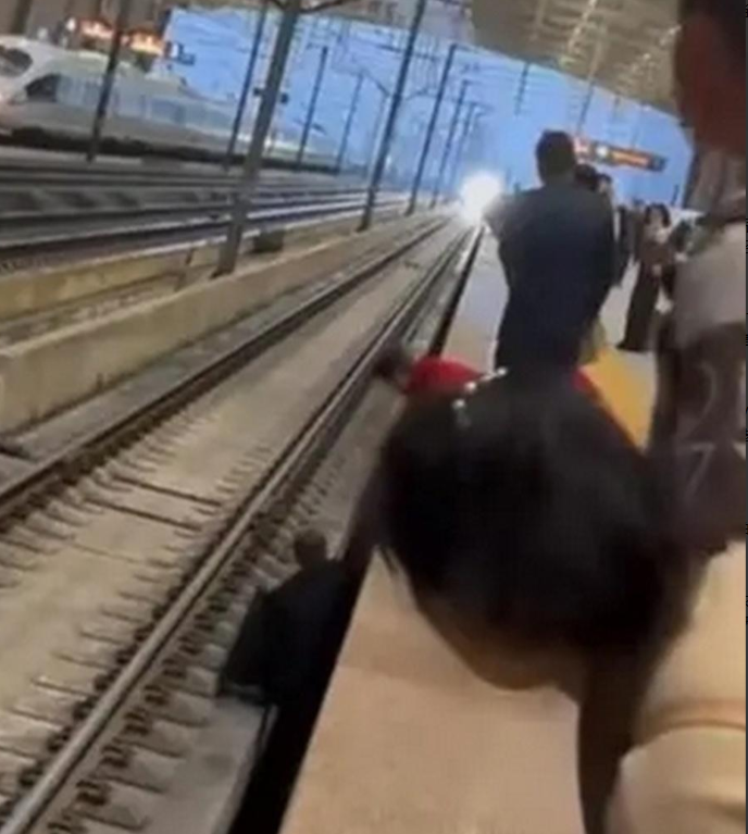 10月31日，苏州北站一男子携带行李行走时，不慎跌落股道，逼停了即将进站的列车。