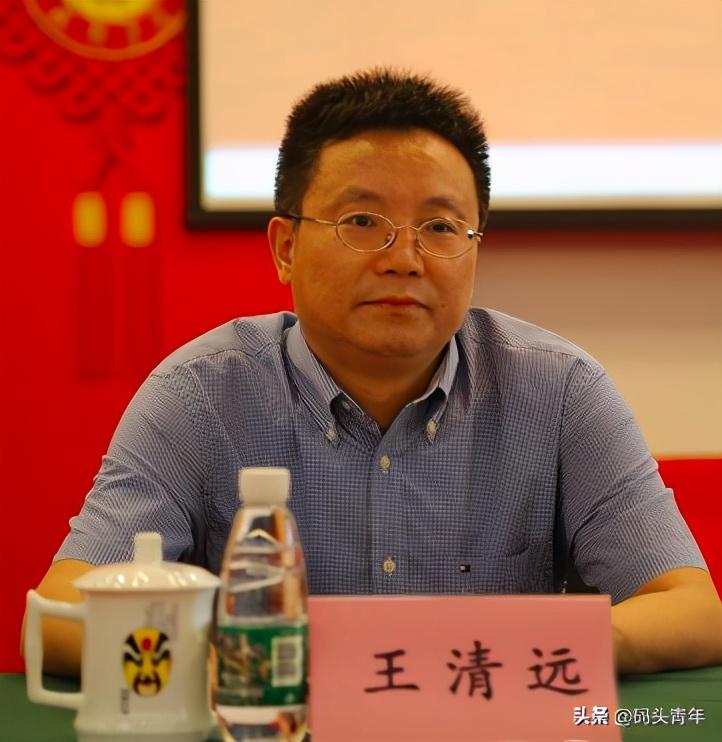 距离60岁生日还有半年多的王清远，卸下了10年的成都大学校长职务，由比他年轻15