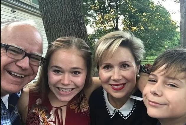 哈里斯，这位民主党的女强人，选搭档那是真不含糊，直接来了个“不按套路出牌”。大伙