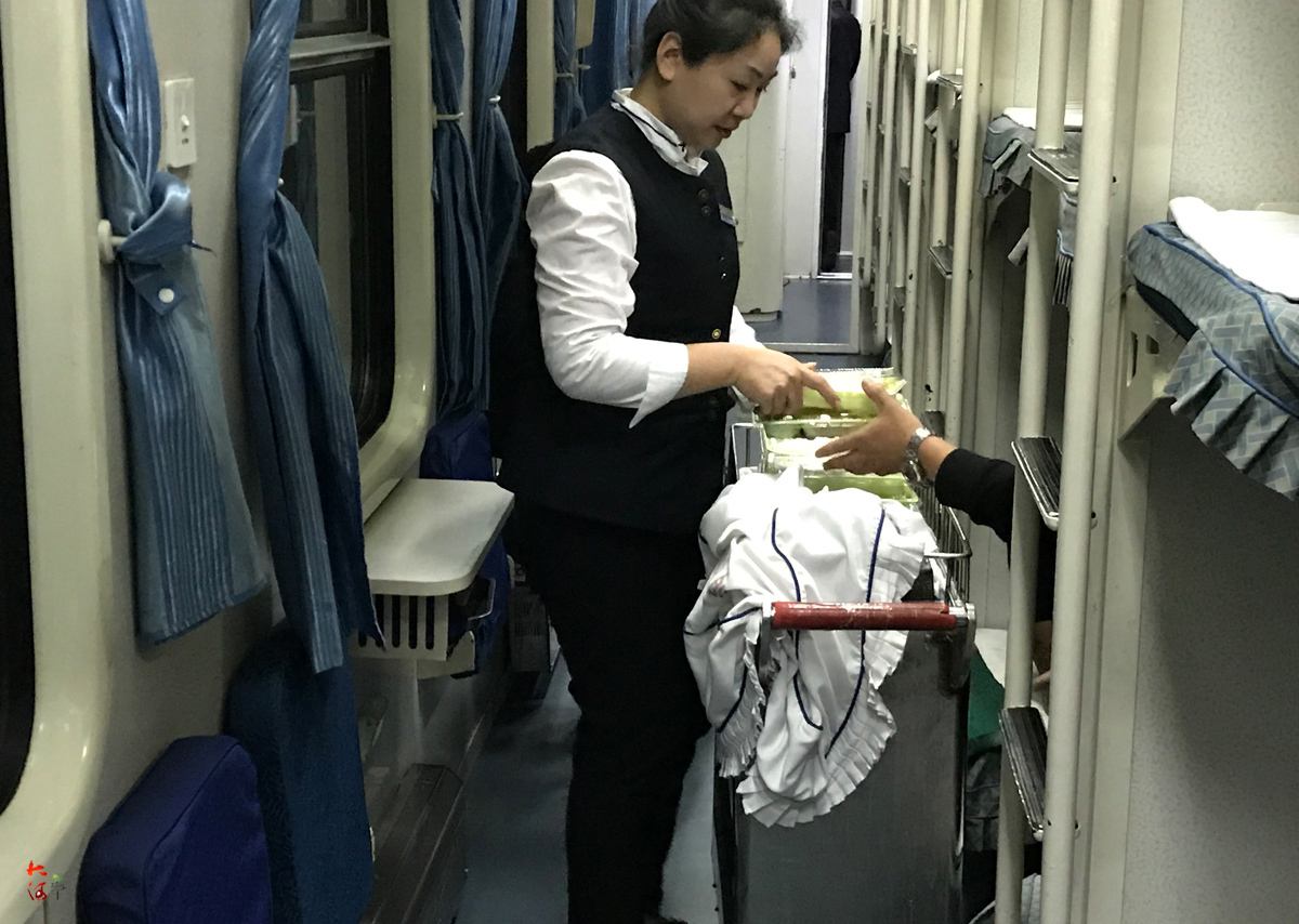 火车上，小推车过来卖盒饭。三十一份。 嫌贵，没买。 过了10分钟，小推车推回来了