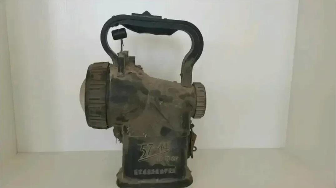 这是文物级别的三件老物件，认识它的人起码是60岁以上了。
1：第一个是信号灯，以