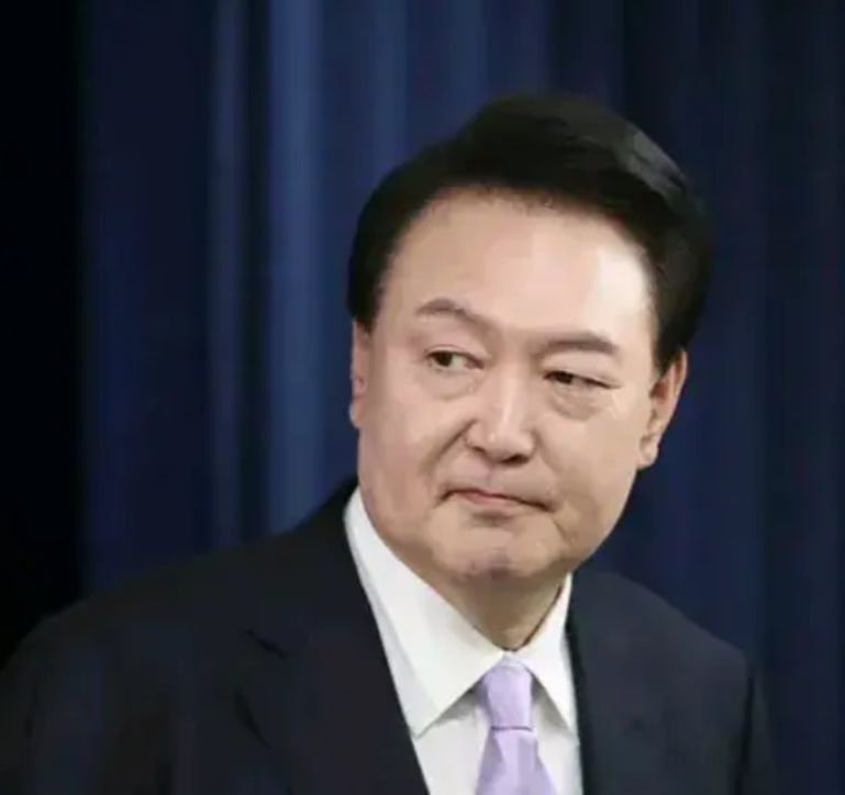 韩国又创造了历史，韩国在12月份，出现了三个总统。
尹锡悦，原来是检察官，之后当