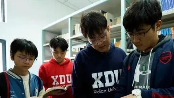 浙大贫困生拿着助学金，国内外旅游被投诉，本人道歉内容也很清奇
