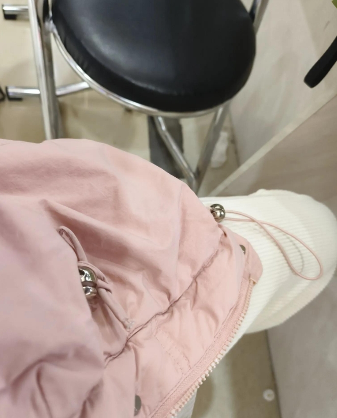 我爸真是奇怪，今天才农历27就给两外孙压岁钱了，我问他干嘛这么早给啊。

父亲的